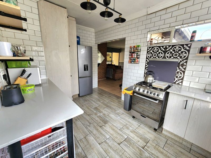 Stunning Family Home with Exceptional Features - Photo 5