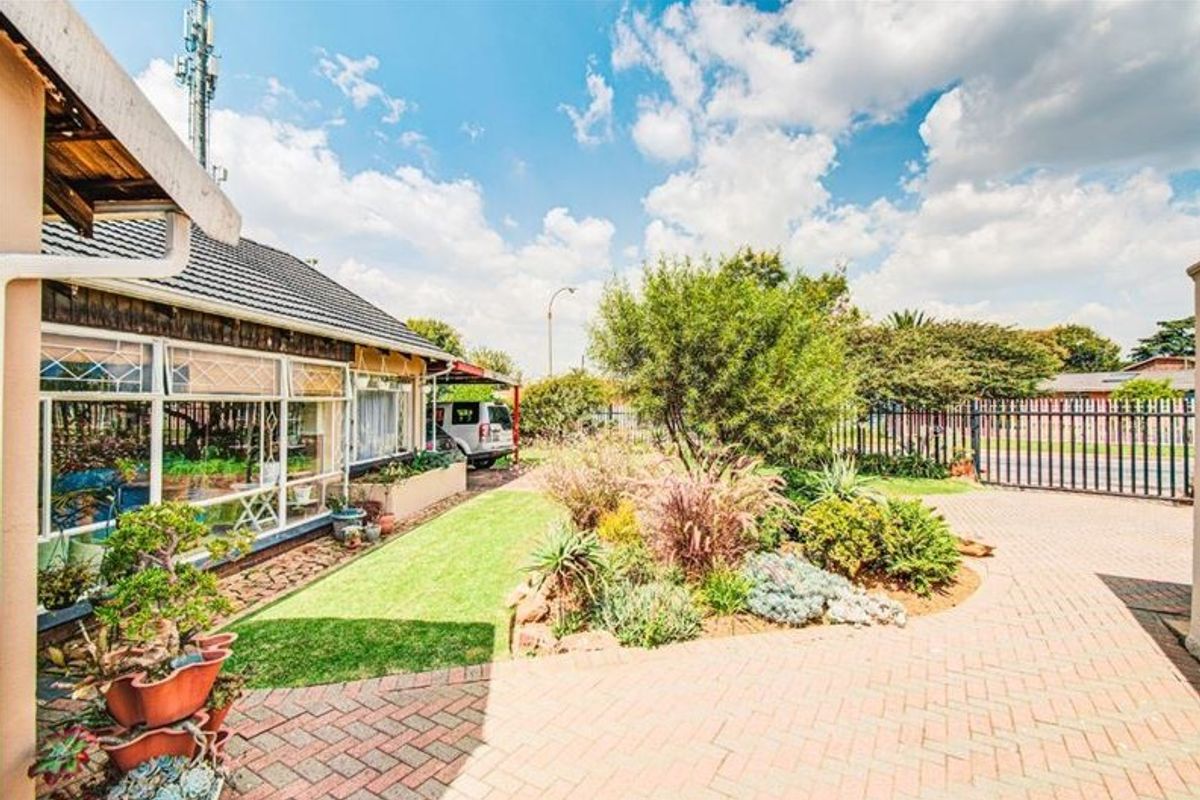 Stunning Family Home with Exceptional Features - Photo 3