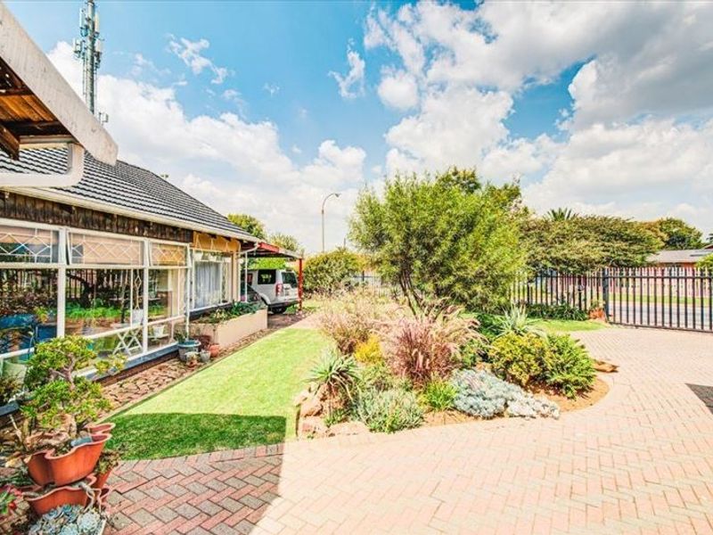 Stunning Family Home with Exceptional Features - Photo 3