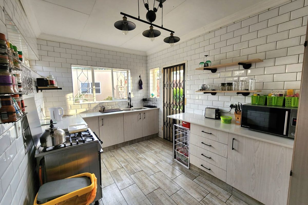 Stunning Family Home with Exceptional Features - Photo 4