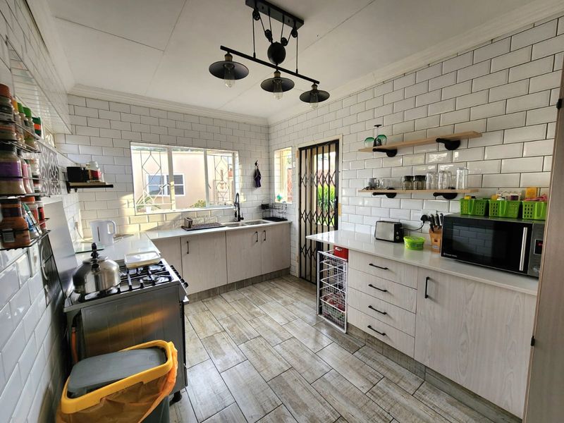 Stunning Family Home with Exceptional Features - Photo 4