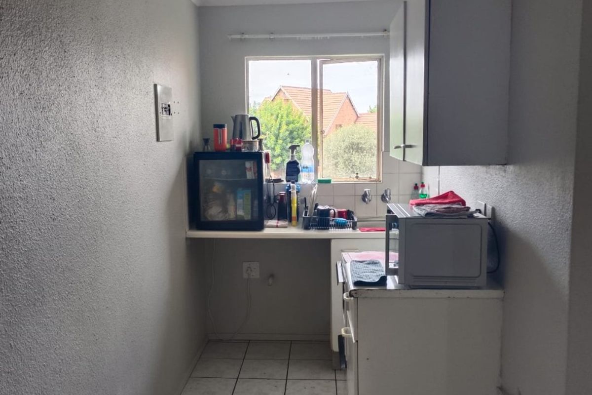 First floor Townhouse in the heart of Glen Marais. - Photo 2