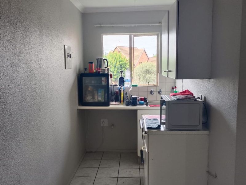 First floor Townhouse in the heart of Glen Marais. - Photo 2