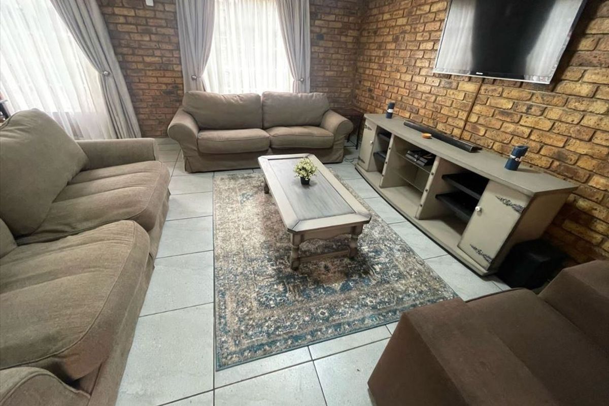 Spacious 4-Bedroom Townhouse with Modern Comforts - Photo 2