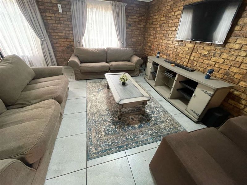 Spacious 4-Bedroom Townhouse with Modern Comforts - Photo 2