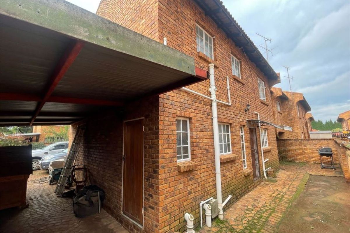 Spacious 4-Bedroom Townhouse with Modern Comforts - Photo 3