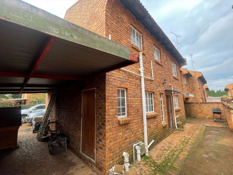 Spacious 4-Bedroom Townhouse with Modern Comforts - Photo 3