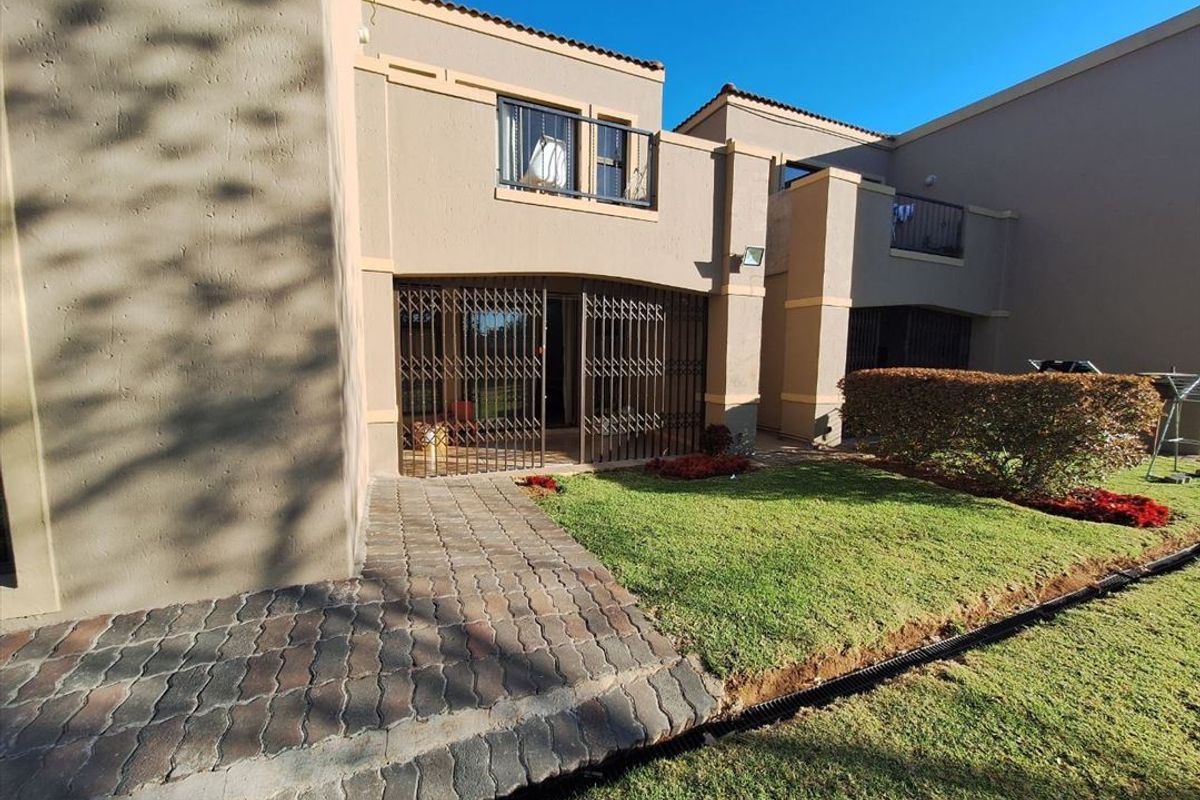 Charming 3-Bedroom Home with Pool & Spacious Living Areas - Photo 3