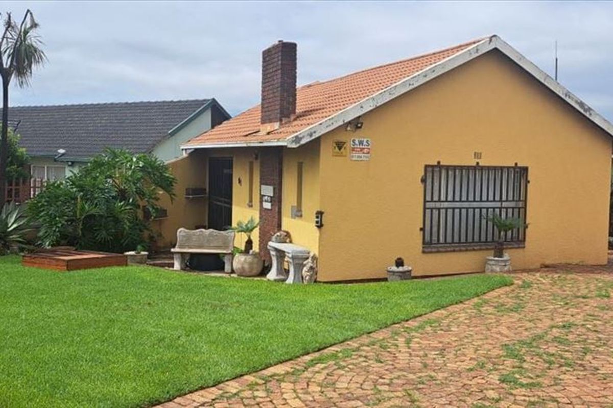 Spacious 3-Bedroom Home with Pool & Modern Amenities - Photo 3