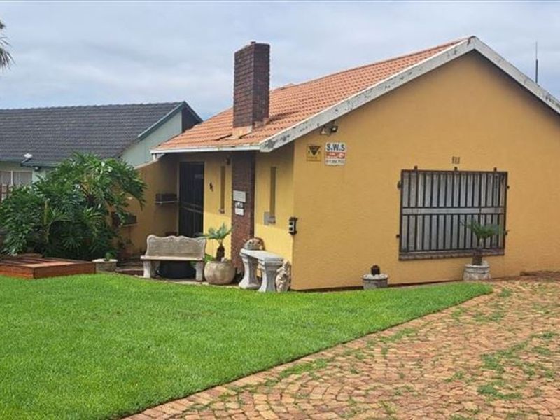 Spacious 3-Bedroom Home with Pool & Modern Amenities - Photo 3