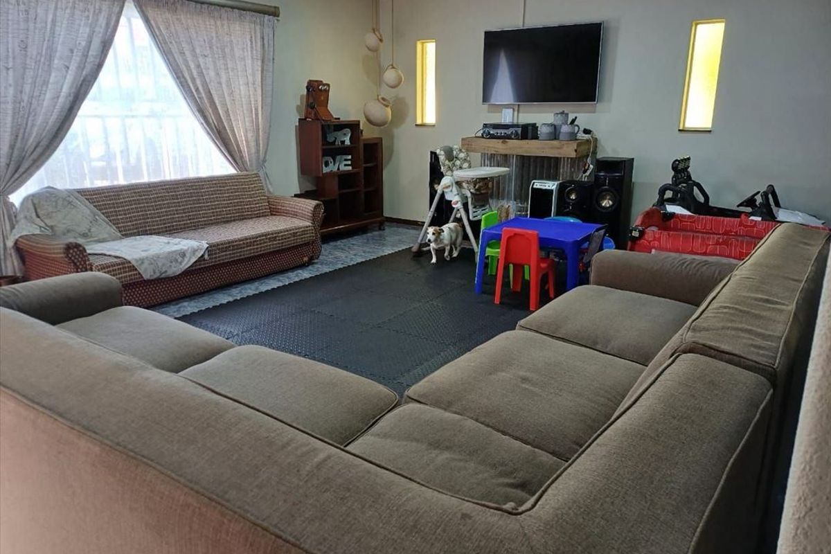 Spacious 3-Bedroom Home with Pool & Modern Amenities - Photo 2