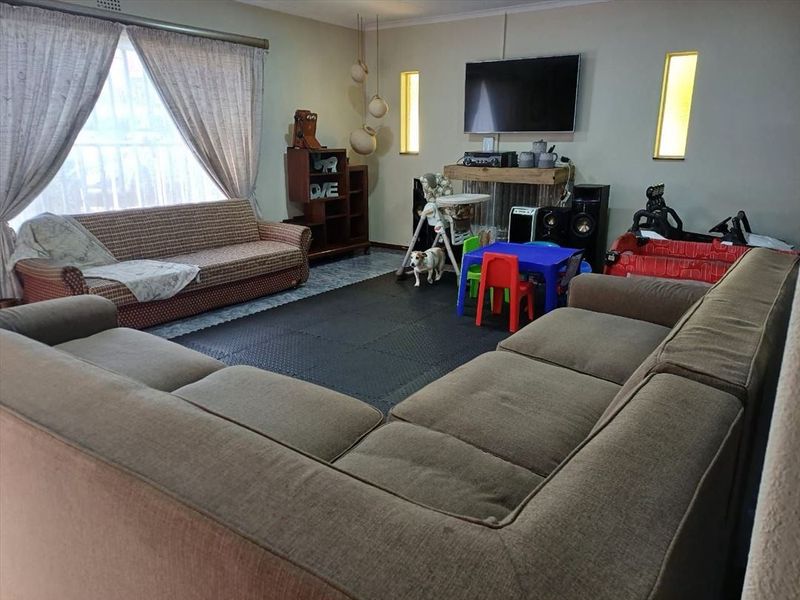 Spacious 3-Bedroom Home with Pool & Modern Amenities - Photo 2