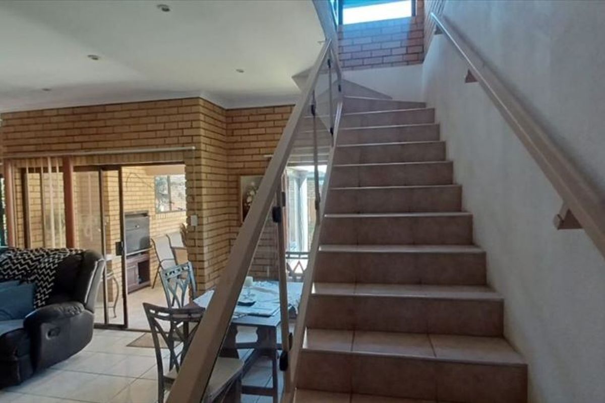 Beautiful Family Home – Move-In Ready with Rock Splash Pool! - Photo 2