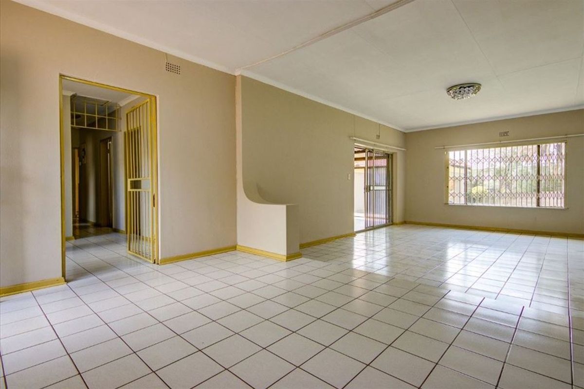 Spacious 3-Bedroom Home with Granny Flat & Pool - Photo 2