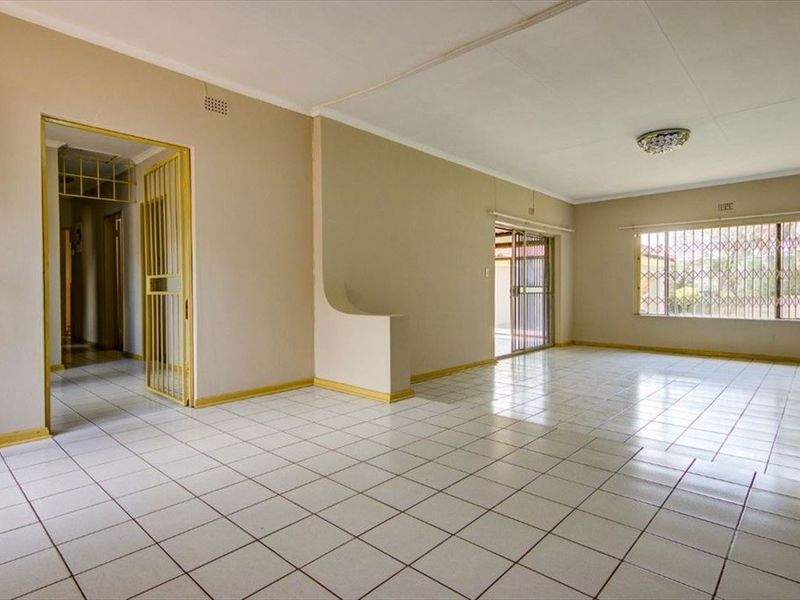 Spacious 3-Bedroom Home with Granny Flat & Pool - Photo 2