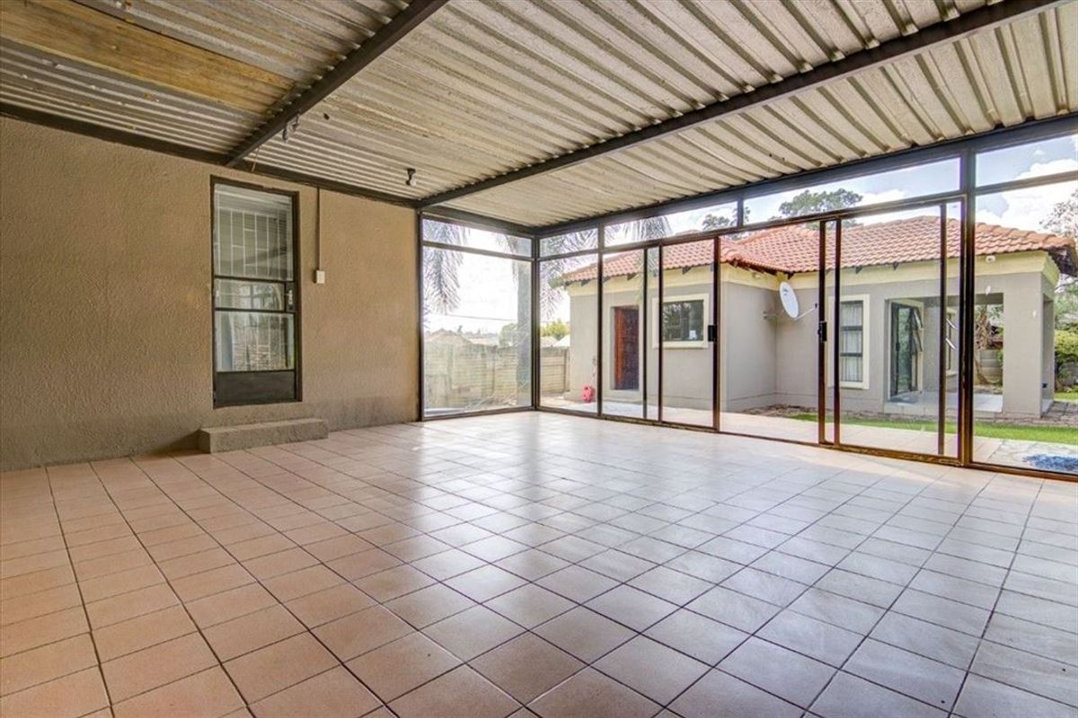 Spacious 3-Bedroom Home with Granny Flat & Pool - Photo 3