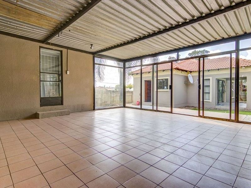 Spacious 3-Bedroom Home with Granny Flat & Pool - Photo 3