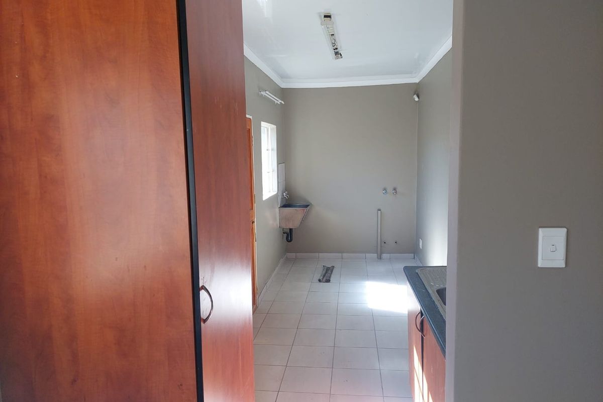 3 BEDROOM TOWNHOUSE NEWLY UPGRADED IN COMPLEX - PET FRIENDLY - Photo 5