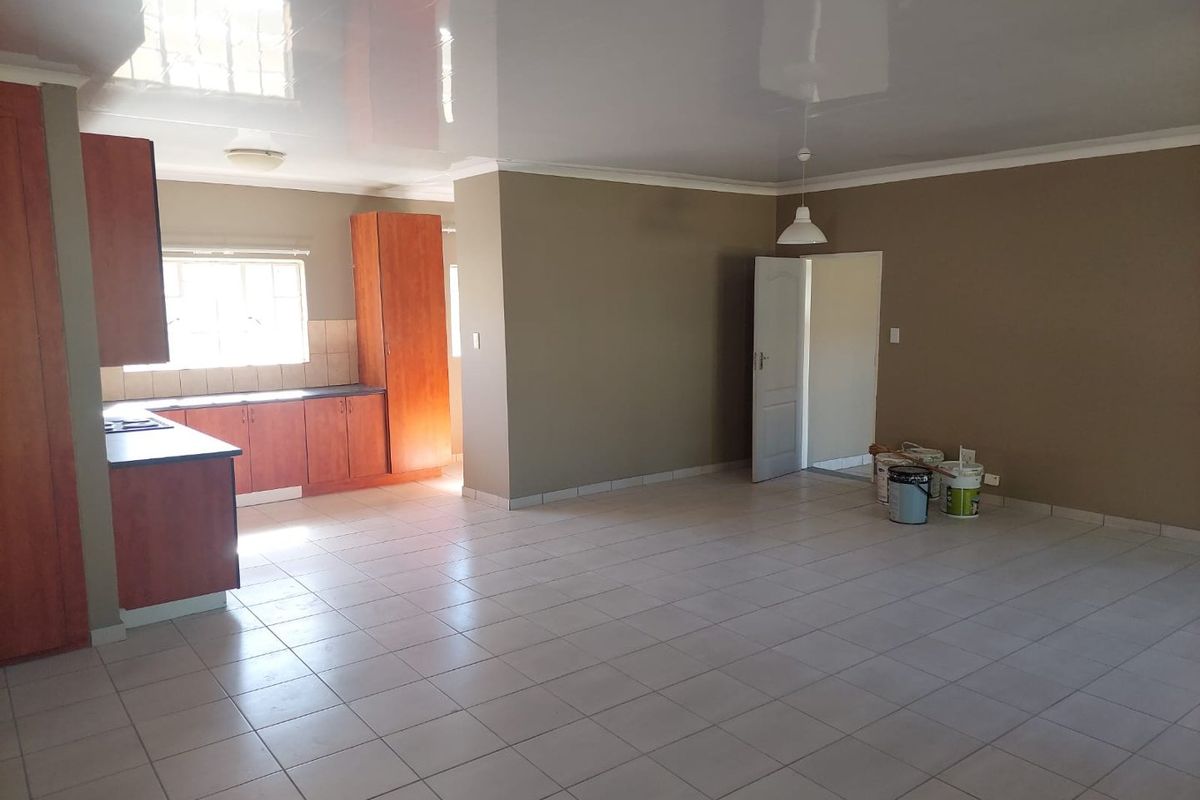 3 BEDROOM TOWNHOUSE NEWLY UPGRADED IN COMPLEX - PET FRIENDLY - Photo 3