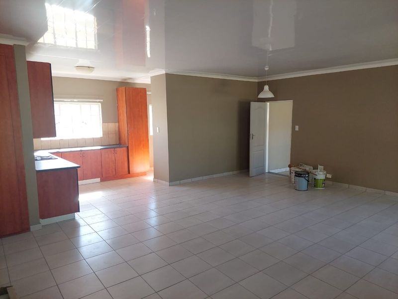 3 BEDROOM TOWNHOUSE NEWLY UPGRADED IN COMPLEX - PET FRIENDLY - Photo 3