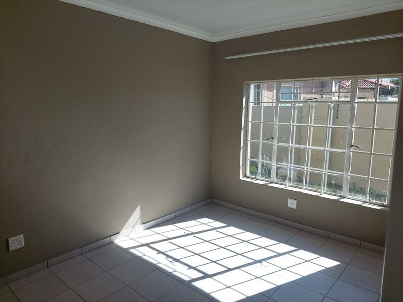 3 BEDROOM TOWNHOUSE NEWLY UPGRADED IN COMPLEX - PET FRIENDLY - Photo 10