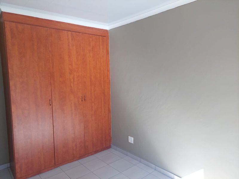 3 BEDROOM TOWNHOUSE NEWLY UPGRADED IN COMPLEX - PET FRIENDLY - Photo 7