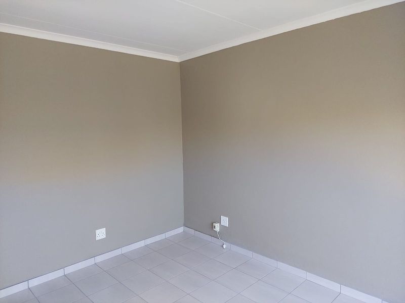 3 BEDROOM TOWNHOUSE NEWLY UPGRADED IN COMPLEX - PET FRIENDLY - Photo 8