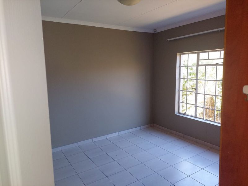 3 BEDROOM TOWNHOUSE NEWLY UPGRADED IN COMPLEX - PET FRIENDLY - Photo 9