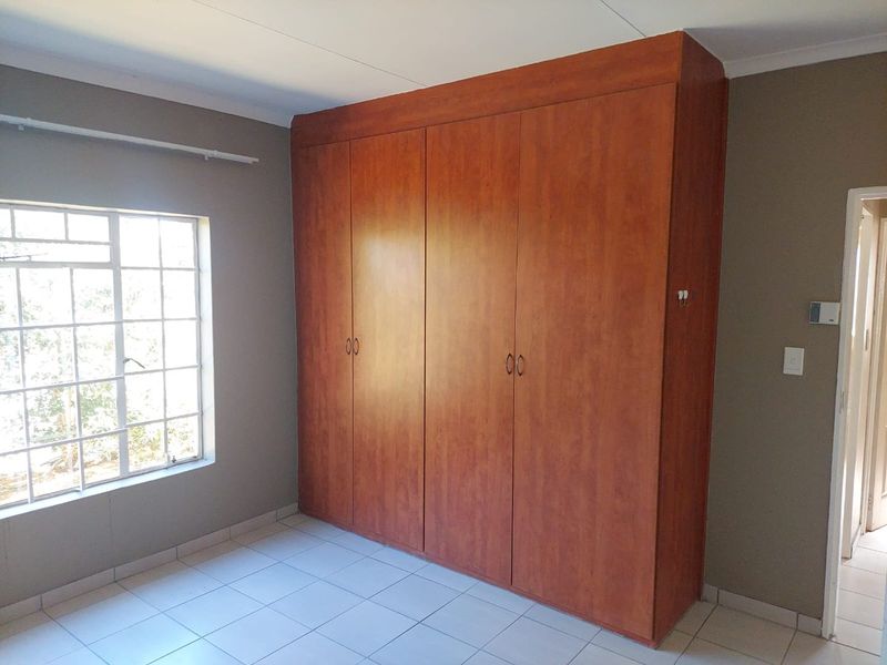 3 BEDROOM TOWNHOUSE NEWLY UPGRADED IN COMPLEX - PET FRIENDLY - Photo 6