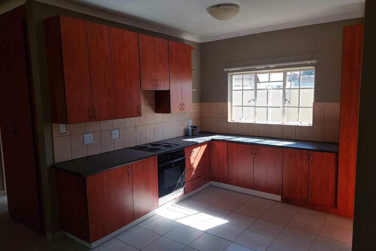 3 BEDROOM TOWNHOUSE NEWLY UPGRADED IN COMPLEX - PET FRIENDLY - Photo 4