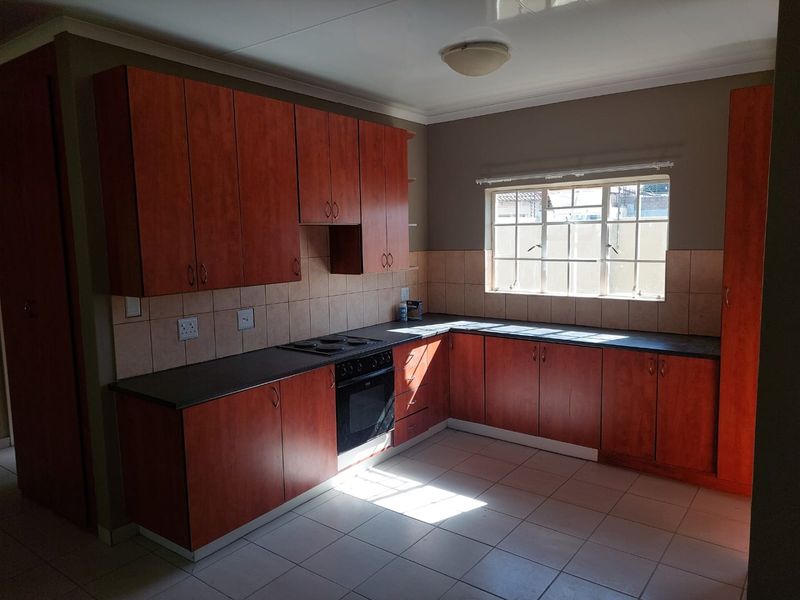 3 BEDROOM TOWNHOUSE NEWLY UPGRADED IN COMPLEX - PET FRIENDLY - Photo 4