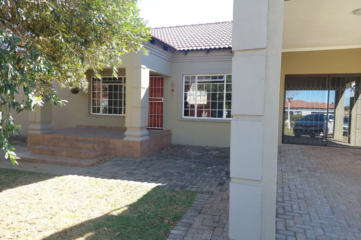 3 BEDROOM TOWNHOUSE NEWLY UPGRADED IN COMPLEX - PET FRIENDLY - Photo 2