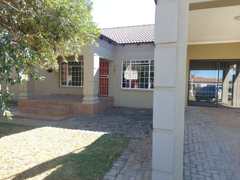 3 BEDROOM TOWNHOUSE NEWLY UPGRADED IN COMPLEX - PET FRIENDLY - Photo 2