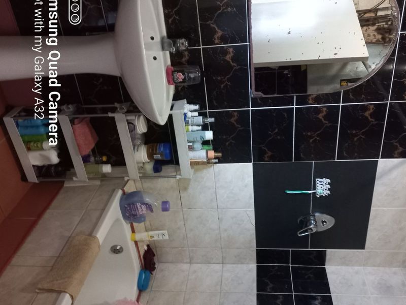 Spacious bachelor apartment in Durban Harboyr - Photo 8