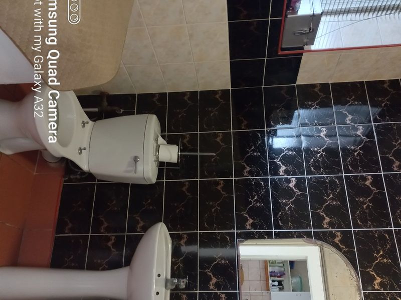 Spacious bachelor apartment in Durban Harboyr - Photo 7