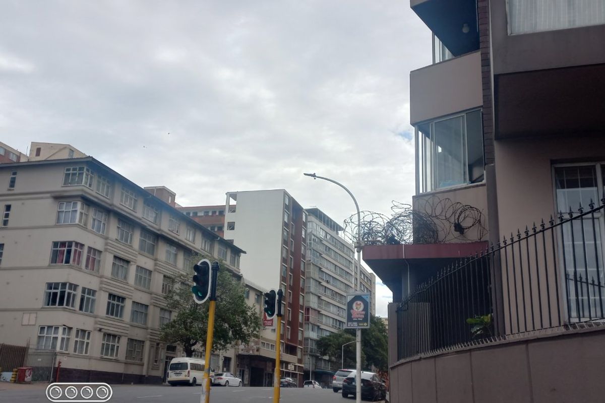 Spacious bachelor apartment in Durban Harboyr - Photo 2