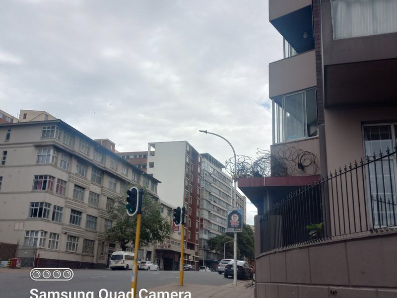 Spacious bachelor apartment in Durban Harboyr - Photo 2