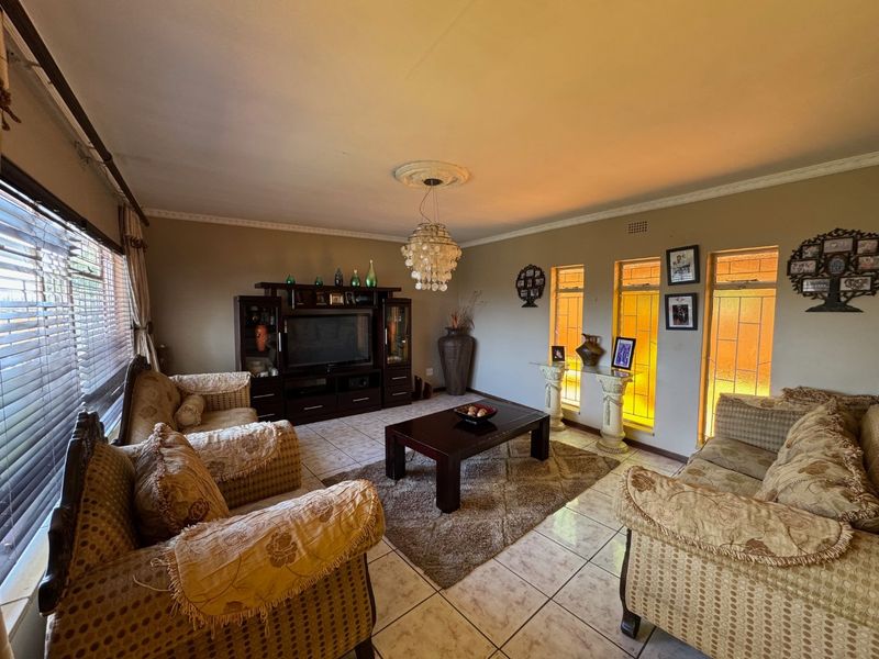 Charming Family Home with Pool and Granny Flat - Photo 5