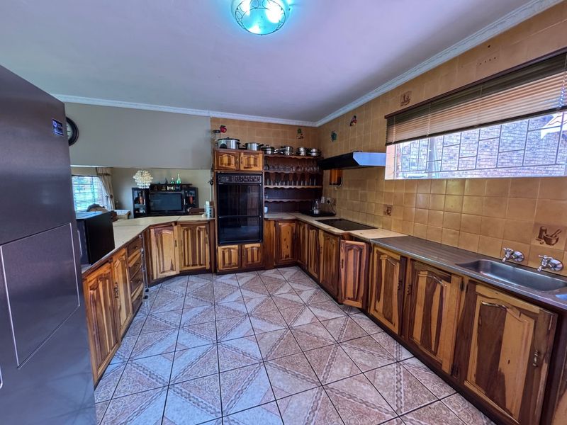 Charming Family Home with Pool and Granny Flat - Photo 3