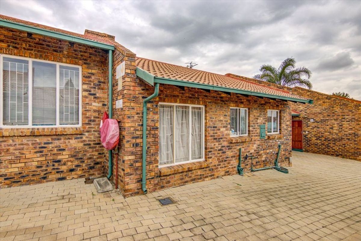 Cozy Two-Bedroom Home with Pool - Photo 3