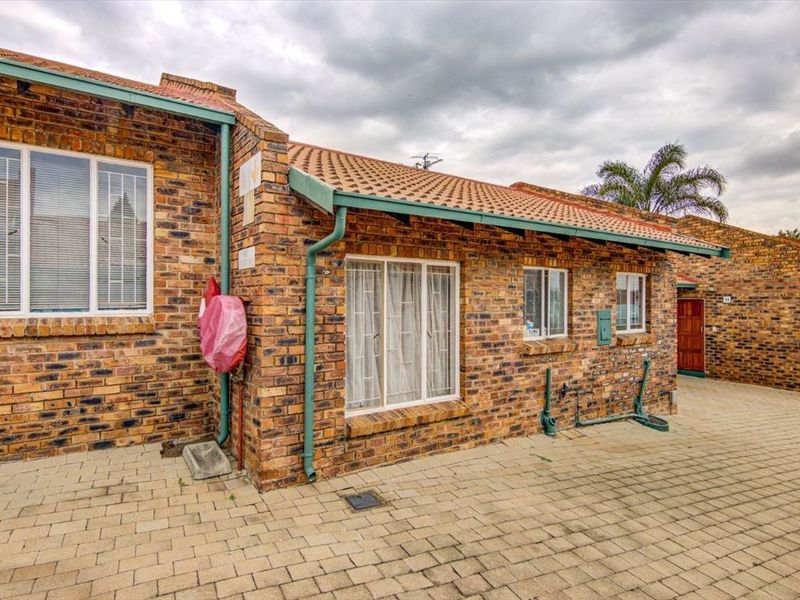 Cozy Two-Bedroom Home with Pool - Photo 3