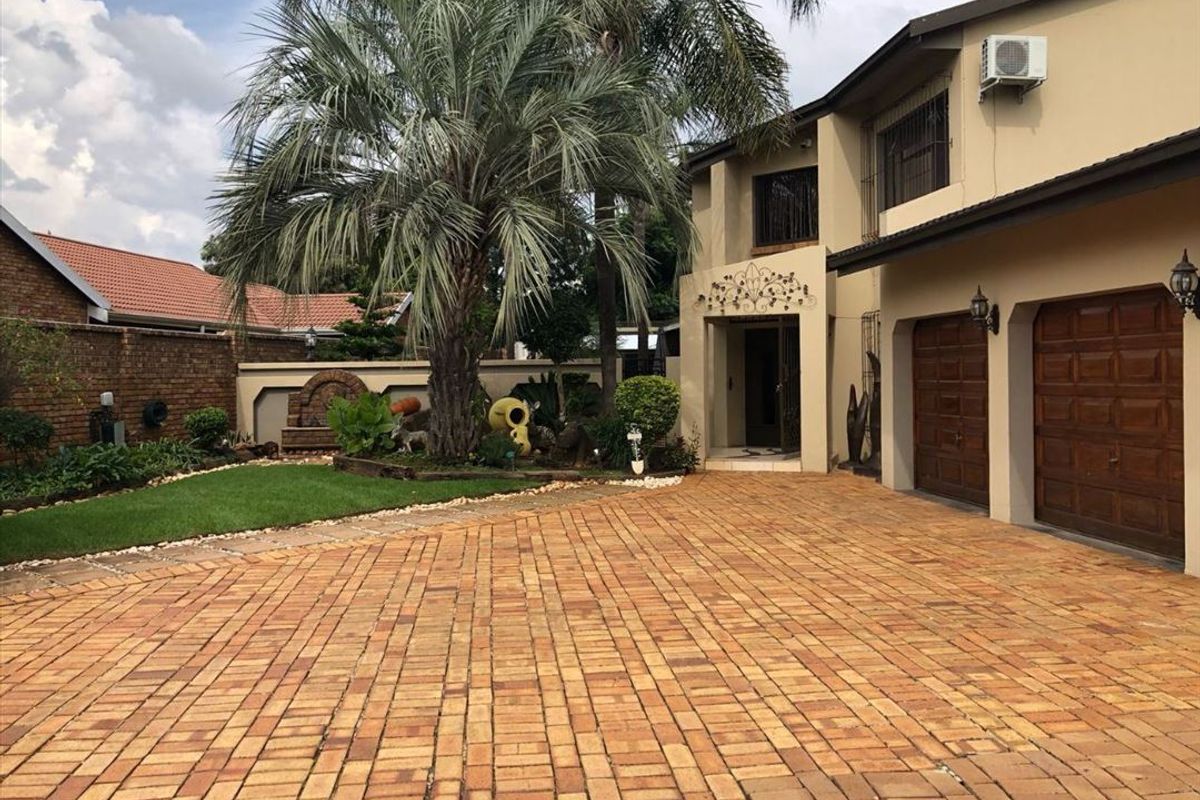 Elegant 5-Bedroom Home with Pool and Ample Parking - Photo 3