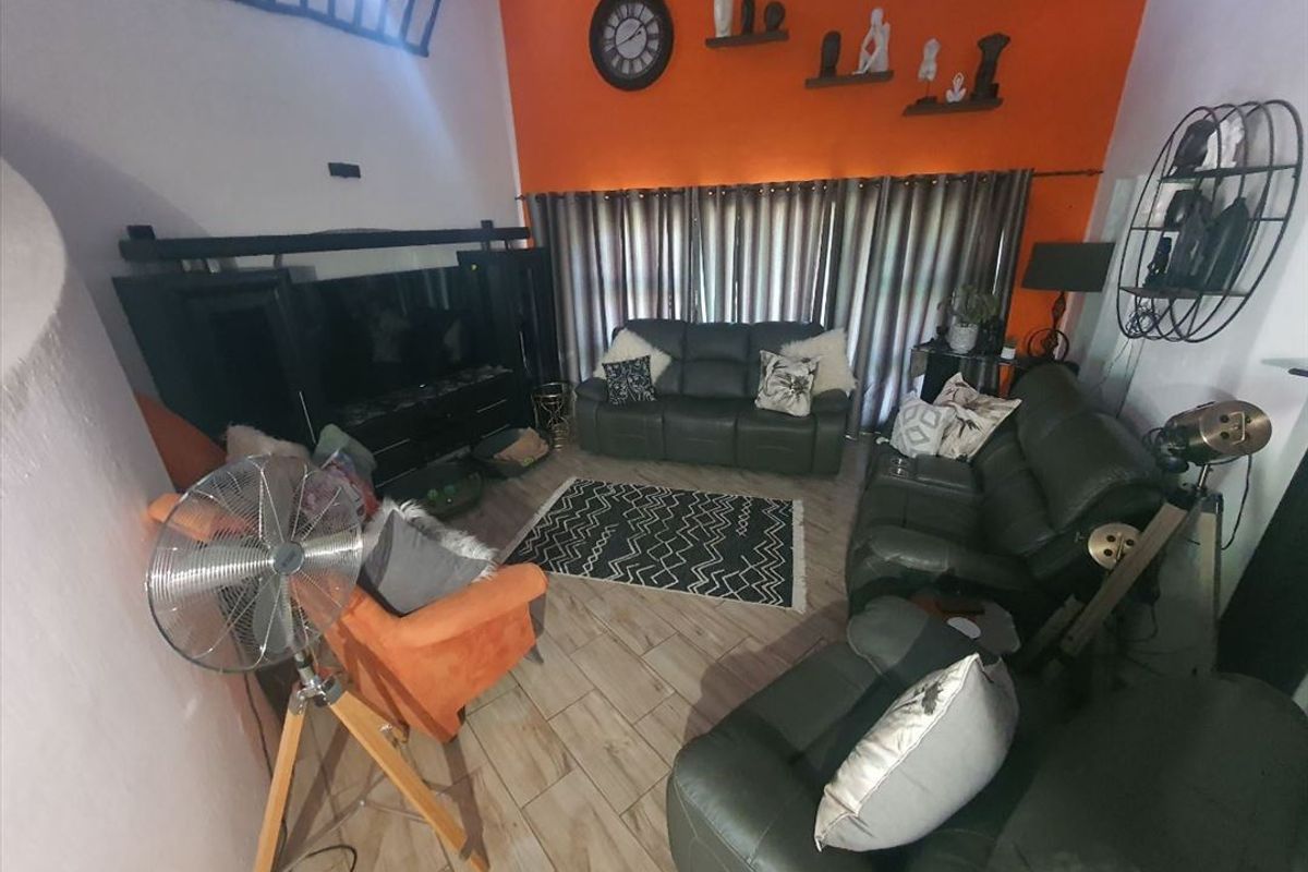 Spacious 5-Bedroom Home with Pool and Ample Parking - Photo 2