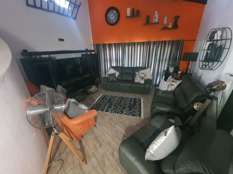 Spacious 5-Bedroom Home with Pool and Ample Parking - Photo 2