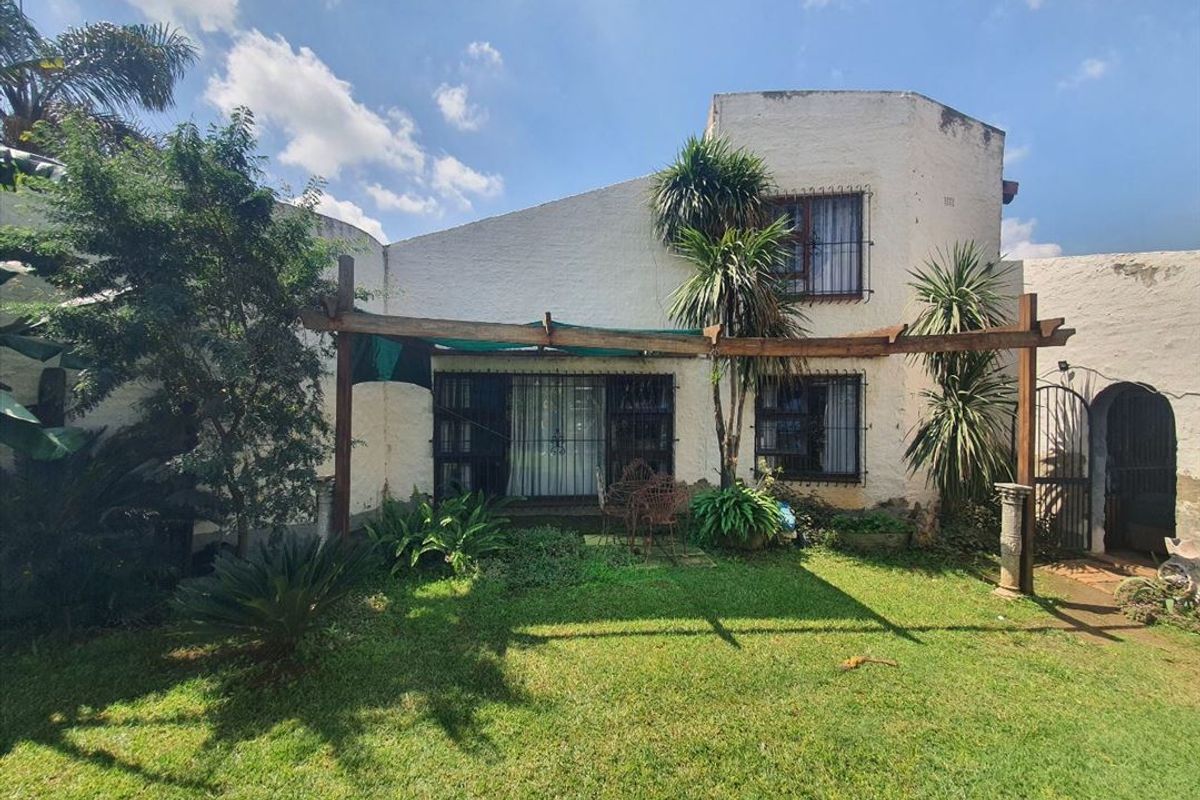 Spacious 5-Bedroom Home with Pool and Ample Parking - Photo 3