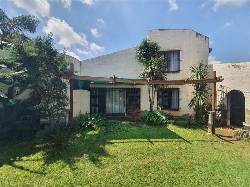 Spacious 5-Bedroom Home with Pool and Ample Parking - Photo 3