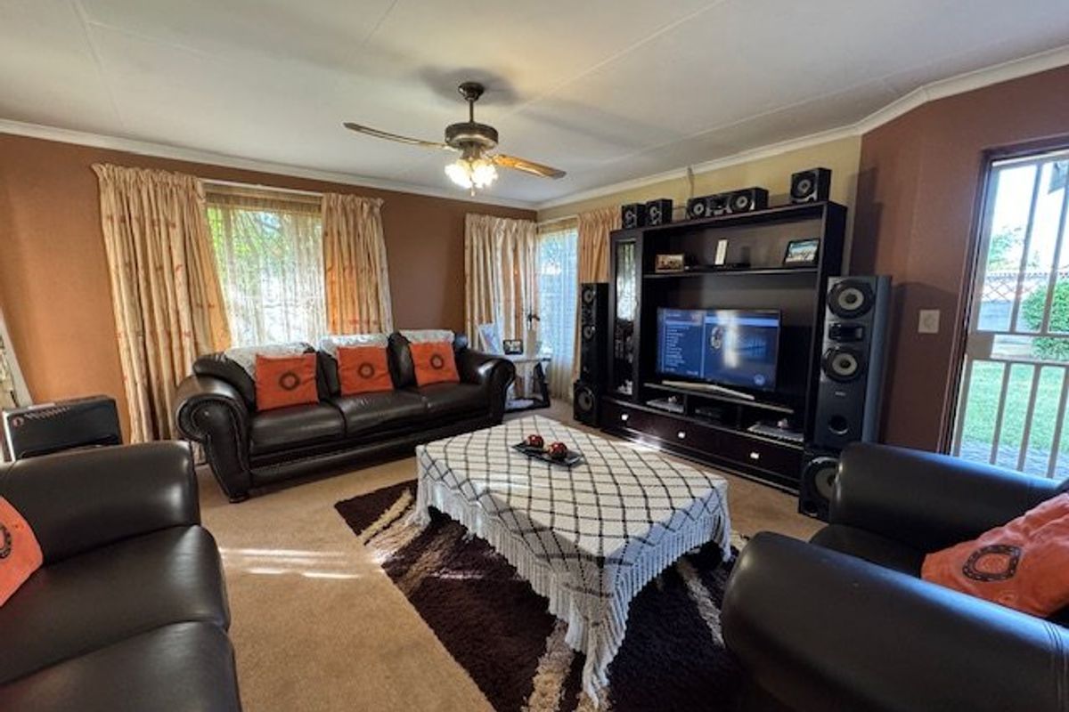 Spacious Family Home with Modern Amenities - Photo 5