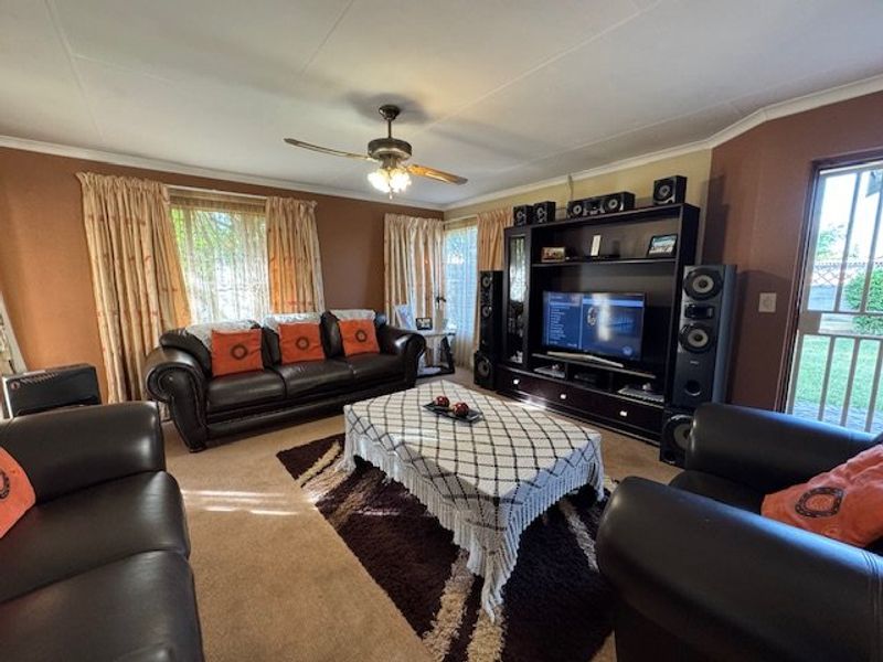 Spacious Family Home with Modern Amenities - Photo 5