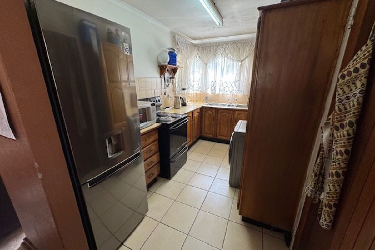 Spacious Family Home with Modern Amenities - Photo 3