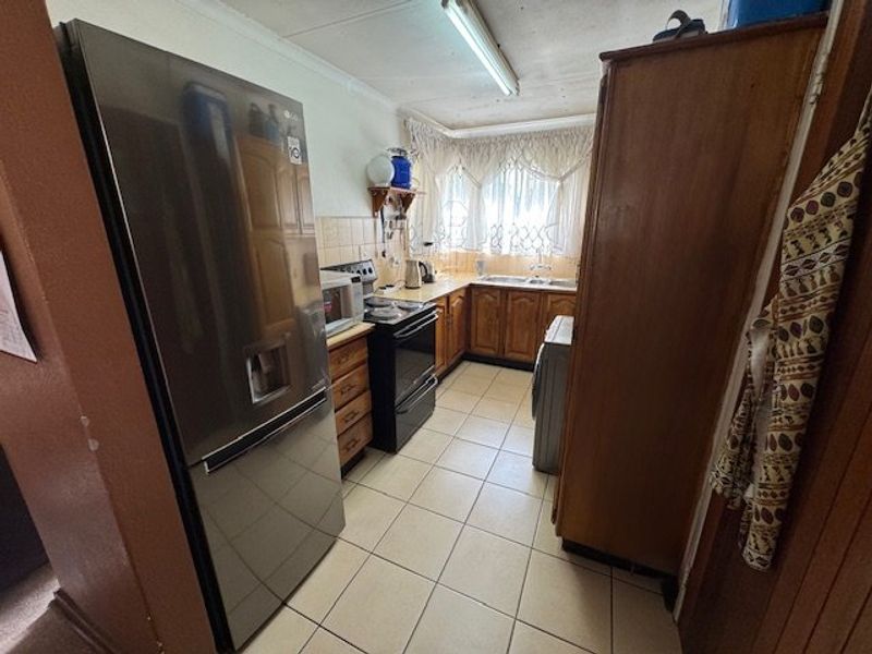 Spacious Family Home with Modern Amenities - Photo 3